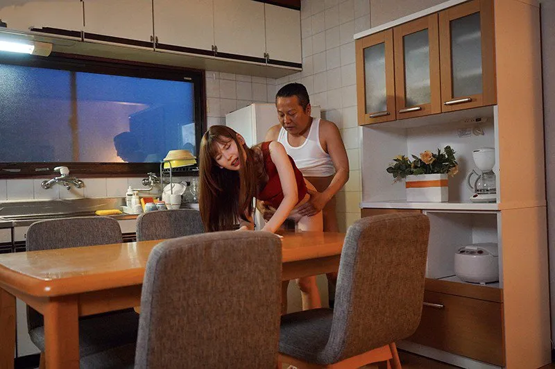 Thiên thần nhỏ bị chồng mới của mẹ nắc mỗi ngày, cho dù đã có người yêu